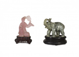 1066.  “Dama con pai - pai” escultura en cuarzo rosa sobre peana de madera.China, pp. S. XX