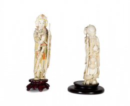 727.  “Sabio chino”. Figura en marfil tallado sobre peana de madera.China, pp. del S. XX