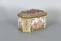 784.  Caja de porcelana esmaltada, dorada y pintada.Capodimonte, ff. del S. XIX - pp. del S. XX.