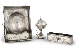346.  Portaóleos de plata en su color y viático portátil de plata en su color.Con nombre de propietario grabado: Don Francisco Tur Perbiro.España, S. XVIII.