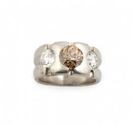 662.  Sortija tresillo con dos brillantes de 0,60 ct aprox blancos y uno central fancy brown de 1 ct aprox