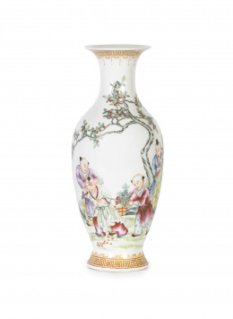 749.  Jarrón en porcelana esmaltada. China, época de la República, S, XX