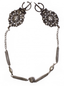 111.  Pectoral con dos fíbulas de abeja. 