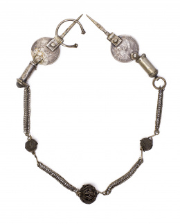 112.  Lote formado por pectoral con fíbulas de Alfonso XII  y una fíbula de Zoun Zhguid.