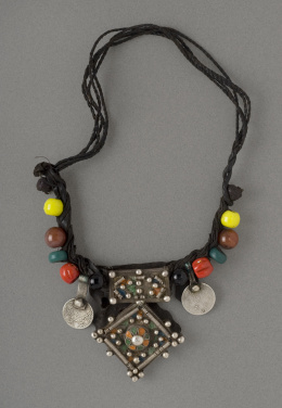34.  Collar-amuleto Boghdad.