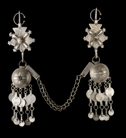 94.  Fíbulas con pectoral