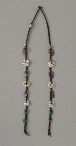 21.  Lote formado por dos colgantes “Gouada” y uno “Goulilmin”