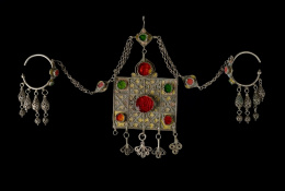 64.  Lote formado por dos diademas. 