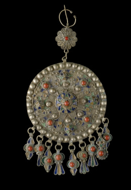 81.  Fibula con gran colgante