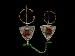 86.  Lote formado por  tres fíbulas, dos de ellas parejas. 