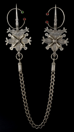 90.  Lote formado por dos fíbulas