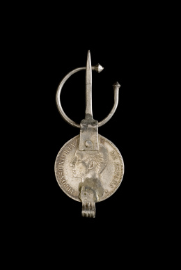 101.  Lote formado por doce fíbulas con monedas