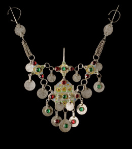 122.  Lote formado por dos pectorales, uno “Tassedit” y otro con fibulas de monedas