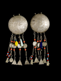 124.  Adornos pectorales