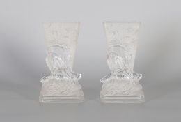 800.  BaccaratPareja de jarrones moldeados con saltamontes y flores en cristal transparente y esmerilado.Francia, principios del S. XX.