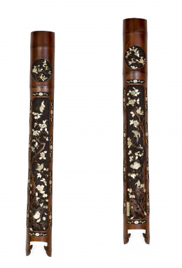 1146.  Pareja de piezas de bambú tallado con decoración de aves y ramas en hueso y nácar.Posiblemente China, ff. S. XIX