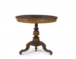 673.  Mesa velador isabelina en madera de nogal y marquetería de limoncillo y maderas frutales decorada a base de motivos geométricos y vegetales.Real Fábrica de Marquetería, Barcelona, medidados del S. XIX.