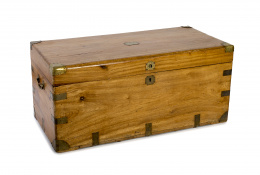 743.  Baúl de madera de alcanfor y aplicaciones de latón.Trabajo chino para la exportación, S. XIX..