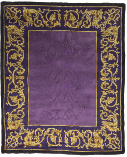 1099.  Alfombra en lana de nudo español con campo lila, años treinta.
