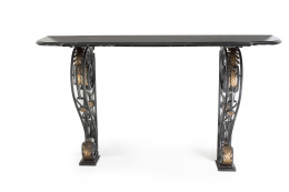 802.  Consola con tapa de mármol y patas de hierro en forma de voluta y hojas de acanto.Siglo XX.