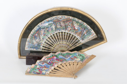 739.  Abanico “mil caras” con país pintado y marfil, padrón de bronce grabado y varillaje de bronce calado con decoración de esmalte.Trabajo chino para la exportación, h. 1850..