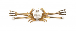 148.  Broche con cangrejo de perla natural barroca, diamantes y rubíes como ojos,entre dos tritones cruzados rematados en perla