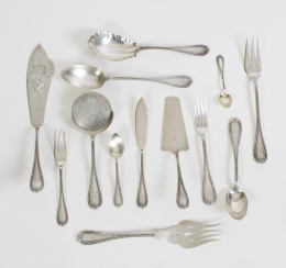 708.  Cubertería en plata estilo Luis XVI, comercializada por la joyería Aldao. Matilde Espuñes, 1909-1950.