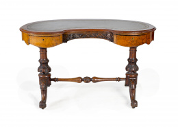 1024.  Escritorio William IV en madera de nogal y raiz de nogal tallada y torneada con tapa en cuero gofrado verde.Inglaterra, mediados S. XIX.