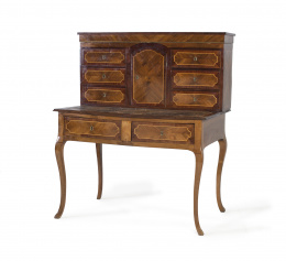 794.  Escritorio transición en madera de caoba y nogal con fileteado de limoncillo. ff. S. XVIII.