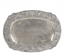 735.  Fuente de plata con decoración en el alero de grifos, hojas y cabezas de hombres barbados.Trabajo español, ff. del S. XIX - pp. del S. XX.