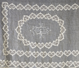 965.  Colcha de batista e hilos sacados con decoración bordada de flores.S. XIX