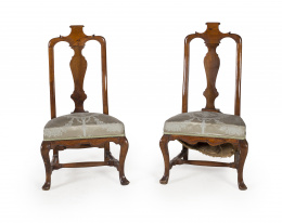 607.  Pareja de sillas Reina Ana en madera de nogal moldada y tallada. España, ff. S. XVIII y posterior.