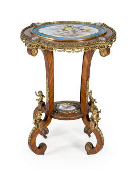 660.  Mesa auxiliar Napoleón III en madera de palo de rosa, y roble con placas de porcelana estilo Sèvres y aplicaciones de bronce dorado.Francia, segunda mitad del S. XIX.