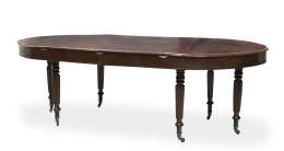 1136.  Mesa de comedor victoriana ovalada en madera de caoba sobre seis patas en madera torneada.Inglaterra, segunda mitad S. XIX.