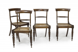 1056.  Juego de cuatro sillas victorianas en madera de caoba moldada y torneada. Inglaterra, segunda mitad S. XIX.