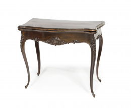 615.  Mesa de juego Napoleón III estilo Luis XV en madera de palosanto tallada con tapa abatible.Francia, segunda mitad S. XIX.