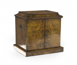 1040.  Caja de viaje de madera de raíz, contiene en el interior un escritorio de mesa.Trabajo inglés, ffs. del S. XIX - pp. del S. XX.