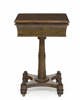 1050.  Mueble costurero William IV en madera de caoba sobre pedestal.Inglaterra, mediados S. XIX.