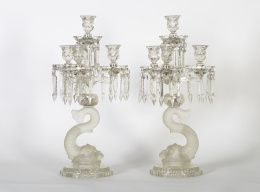 651.  Pareja de candelabros de cinco brazos de luz, en cristal moldeado y parcialmente esmerilado. Baccarat, Francia, pp. del S. XX..
