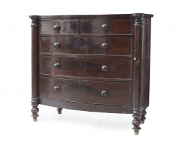 1017.  Cómoda victoriana en madera de caoba y palma de caoba con tiradores y patas torneadas.Inglaterra, segunda mitad del  S. XIX.