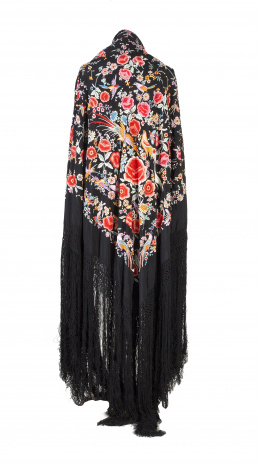 745.  Mantón de “Manila” en hilos de color bordados sobre seda negra; con peonías, pájaros, aves del paraíso, mariposas y flores.pp. del S. XX.