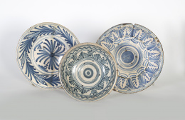1354.  Plato de cerámica esmaltada en azul y blanco.Talavera, S. XVIII..