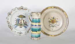 1349.  Plato de cerámica esmaltado en azul, ocre, manganeso y ocre de la “serie del Chaparro”Talavera, 1770-1795.