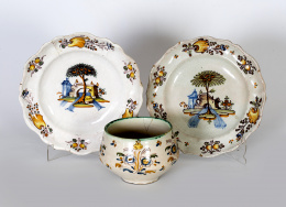 810.  Cuenco de cerámica esmaltada con decoración de ramos polícromos.Talavera, ff. del S. XVIII - pp. del S. XIX..