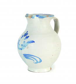975.  Jarro de cerámica esmaltada en azul cobalto con flor y asa de cinta.Talavera, S. XIX.