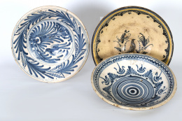 1106.  Dos cuencos de cerámica esmaltada uno con una pajarita, otro con círculo concéntricos.Talavera, S. XVIII - XIX. .