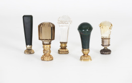 769.  Sello de escritorio en cristal ahumado facetado, montado en bronce dorado con flores.Trabajo francés, segunda mitad del S. XIX.