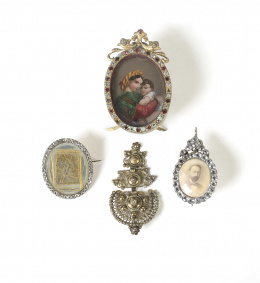 1486.  “La Virgen de la Silla”, pintada bajo cristal, con marco de metal con piedras simulando brillantes y rubís.ffs. del S. XIX .