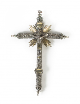 878.  Curz de plata dorada, plata en su color y filigrana, con el Cristo de Burgos o de San Agustín en bulto.Trabajo español, S. XVII - XVIII.