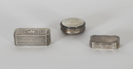 1285.  Caja circular de plata  y nácar con decoración grabada e interior vermeille, Francia, h. 1800.